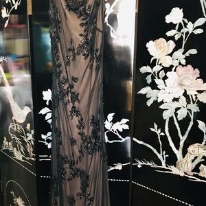 💃Beautiful black sheer with beading and beige lining.